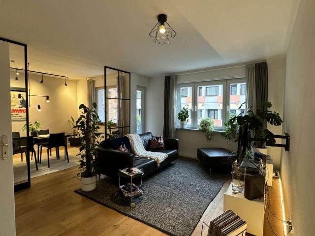 Lichtdurchflutete, möblierte Wohnung mit 2 Balkonen in zentraler Lage in Stuttgart Mitte