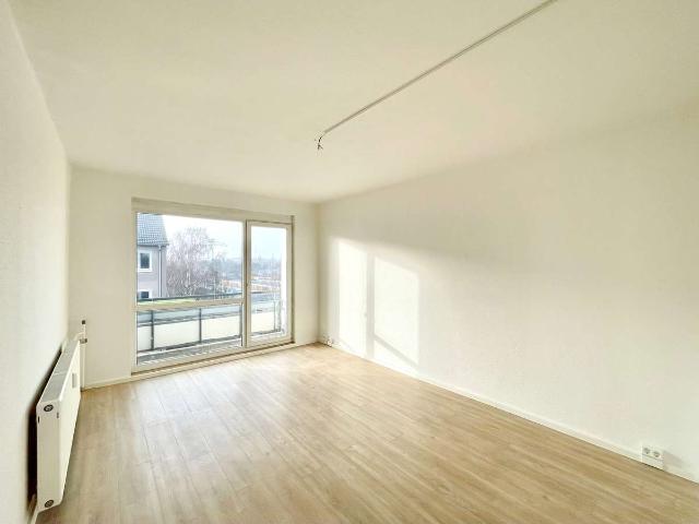 Lichtdurchflutete renovierte 3 Raum Wohnung mit Balkon