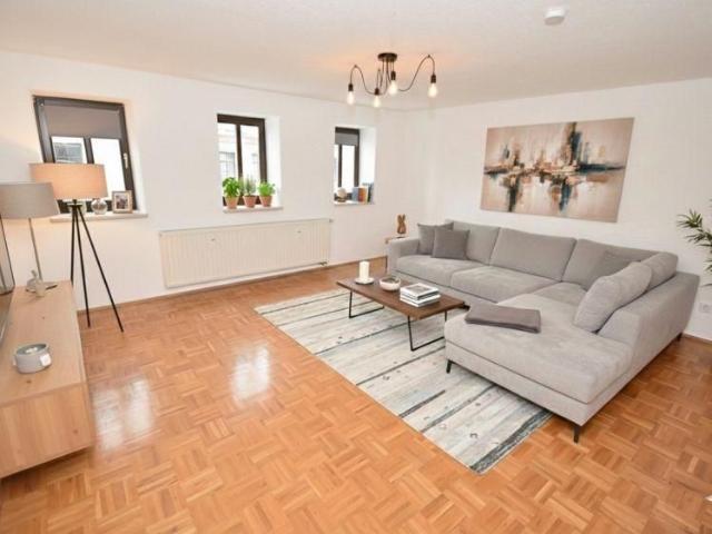Lichtdurchflutete renovierte 4 Zimmer Wohnung, 98 m², komplett saniertes Bad, Gemeinschaftsgarten, Option auf Einbauküche