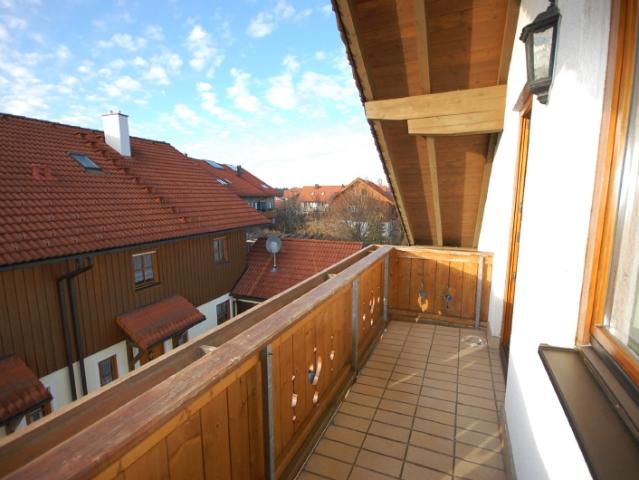 Lichtdurchflutete sehr schöne 3 Zimmer Dachgeschoss Wohnung mit großer Wohnküche in Otterloh