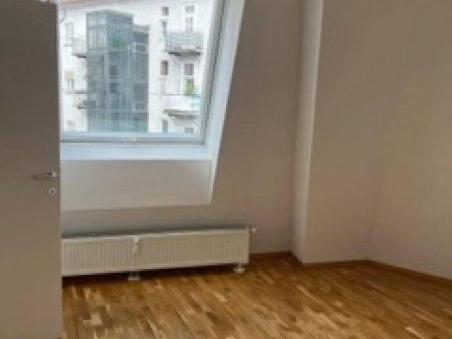 Lichtdurchflutete, sehr zentral gelegene 3 Zimmerwohnung davon zwei Schlafzimmer, 1 Wohn / Essbereich mit Küchennische, Keller, Lift, mit Schlossbergblick, barrierefrei, nähe Südtirolerplatz
