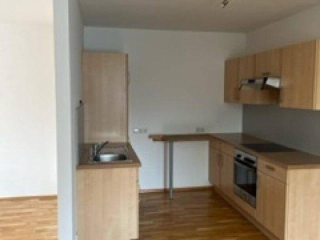 Lichtdurchflutete, sehr zentral gelegene 3 Zimmerwohnung davon zwei Schlafzimmer, 1 Wohn / Essbereich mit Küchennische, Keller, Lift, mit Schlossbergblick, barrierefrei, nähe Südtirolerplatz