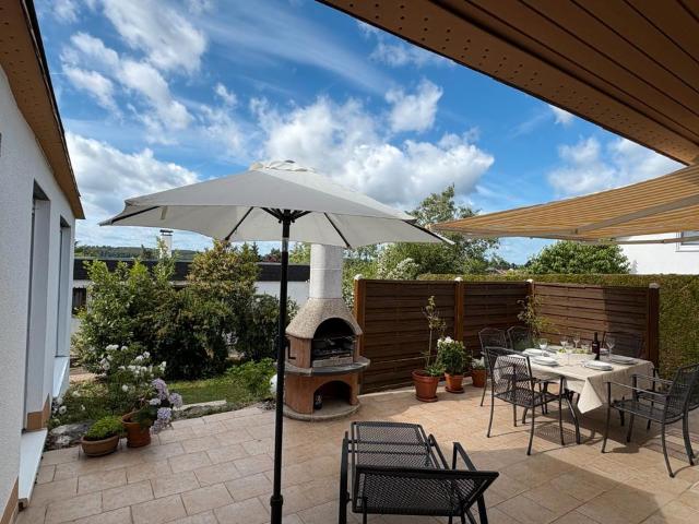 Lichtdurchfluteter 5 Zimmer Winkelbungalow mit Garten in Aichtal