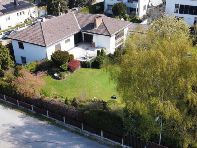 Lichtdurchfluteter 70er Bungalow mit großem Grundstück, voll ausgebautem Keller und wieder aktivierbarem Indoor Pool in Top Lage nahe Badesee!