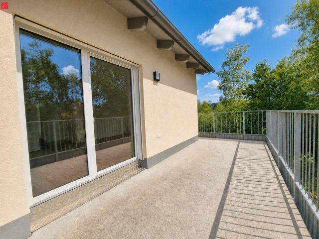 Lichtdurchfluteter Erstbezug mit großem Balkon & Carport