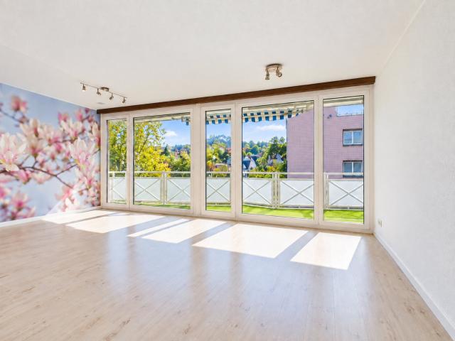 Lichtdurchfluteter Wohnbereich, Gemütlicher Balkon & Zentrale Lage