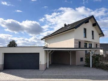 Lichtdurchfluteter Wohnraum und moderne Technik in ruhiger Lage.