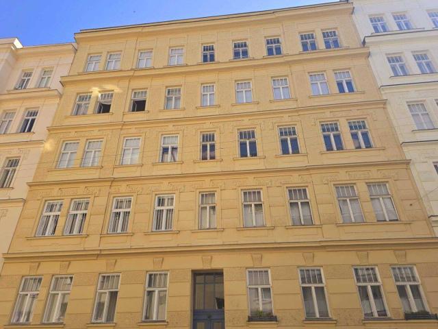 Lichtdurchfluteter Wohntraum mit Kamin + Helle 3 Zimmer Wohnung, Renovierungsbedürftig mit separater Küche + Nähe U1 + Innenhof Balkon
