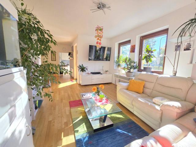 * * LICHTDURCHFLUTETER WOHNTRAUM mit QUADRATISCHER WEST LOGGIA. 16 Radmin. zur TU INFFELD. DIREKT AM MURRADWEG * *