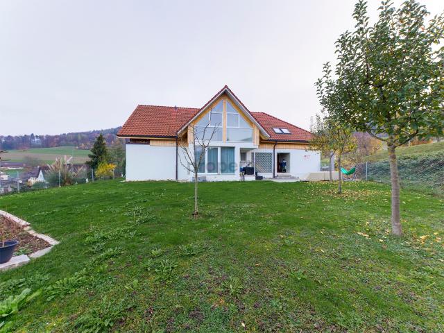 Lichtdurchfluteter Wohntraum in Weiach: Stilvolle 3.5 Zimmer Dachwohnung mit hohen Decken und toller Aussicht