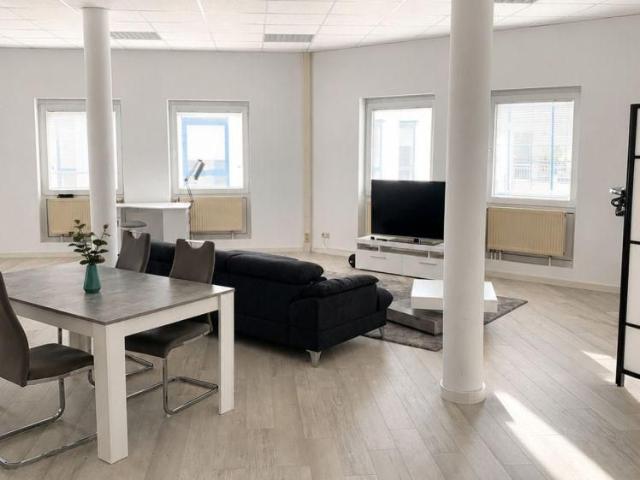 Lichtdurchflutetes 120 m² Loft mit offenem Wohnkonzept, Küche & Stellplatz in ruhiger Lage