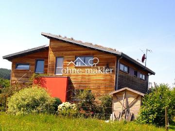 Lichtdurchflutetes Design Architekten Holzhaus in naturnaher sonniger Feldrandlage