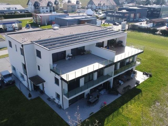 Lichtdurchflutetes Attika mit grosser Terrasse und Seesicht – Cheyres