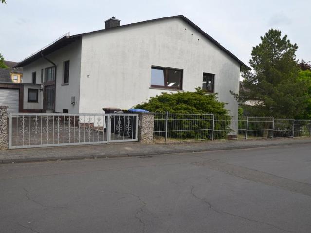 Lichtdurchflutetes Ein Zweifamilienhaus mit traumhaftem Garten