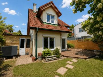 Lichtdurchflutetes Einfamilienhaus mit Garten, Kamin & Luftwärmepumpe