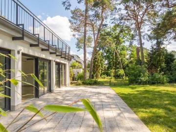 Lichtdurchflutetes Einfamilienhaus mit großem Garten und zwei Terrassen