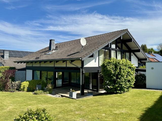 Lichtdurchflutetes modernes Einfamilienhaus mit Einliegerwohnung!