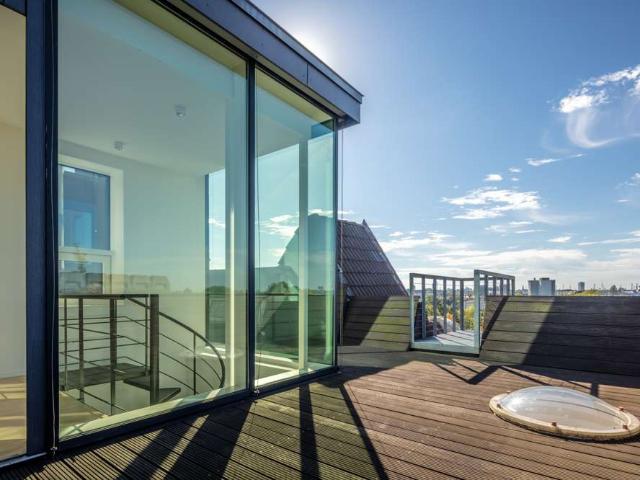 Lichtdurchflutetes Single Refugium: Penthouse Loft auf historischem Fundament