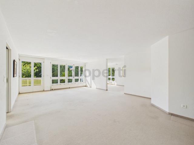 Lichtdurchflutetes Raumwunder, Vier Schlafzimmer und zwei Bäder, Einstellhallenplatz und Lift