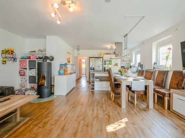 Lichtdurchflutetes Wohnen mit Kaminzauber: Stilvolle 3 Zimmer Wohnung inklusive Tiefgarage