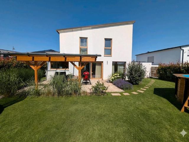 Lichtdurchflutetes Traumhaus mit großem Garten für Familien