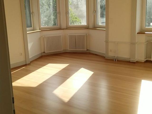 lichtdurchfluted, sanft saniert, modernisiert, ausgehender Jugendstil