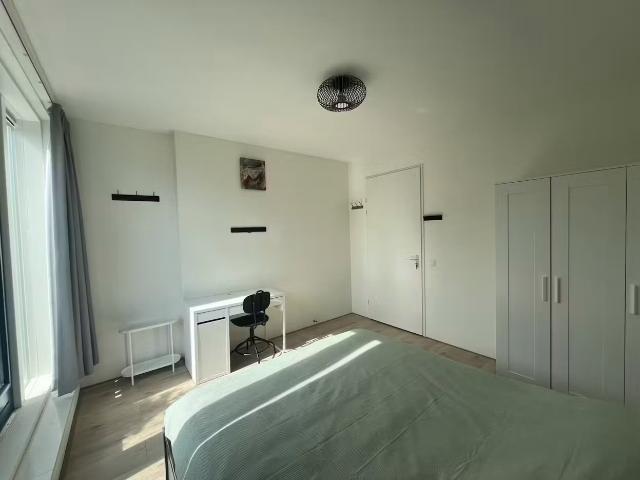 Lichte kamer in een gerenoveerd appartement