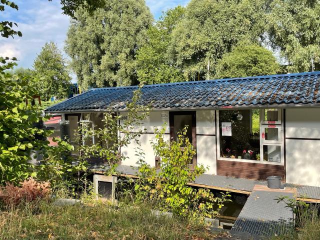Lichte, ruime studio op woonark centrumGroningen