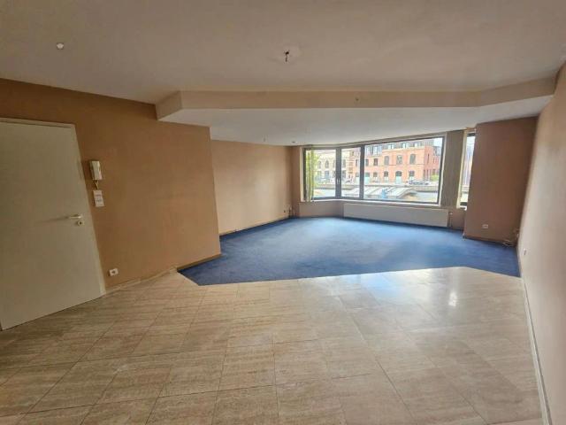 Lichtrijk 2 slaapkamer appartement met terras, garage en zicht op het kanaal