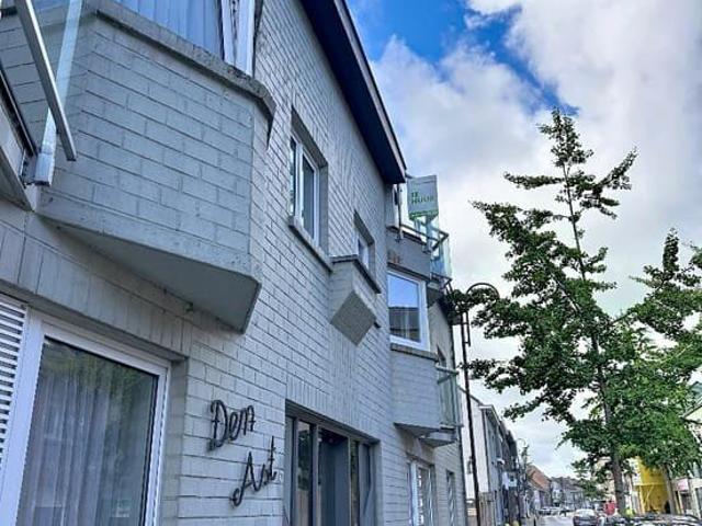 Lichtrijk 2 slaapkamerappartement met ruim terras te Aartri