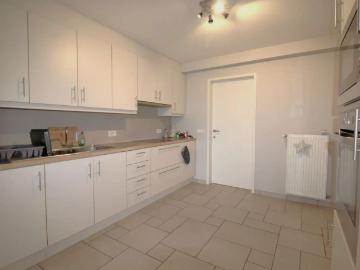 Lichtrijk appartement in hartje Tiegem!