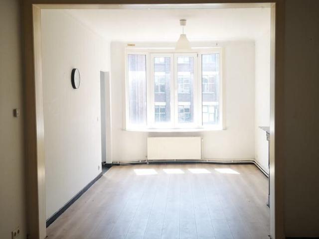 Lichtrijk appartement in verkeersluwe straat