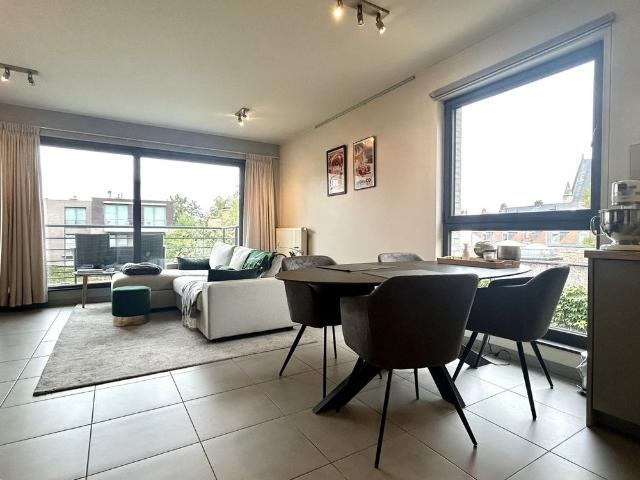 Lichtrijk appartement MET autostaanplaats en kelder