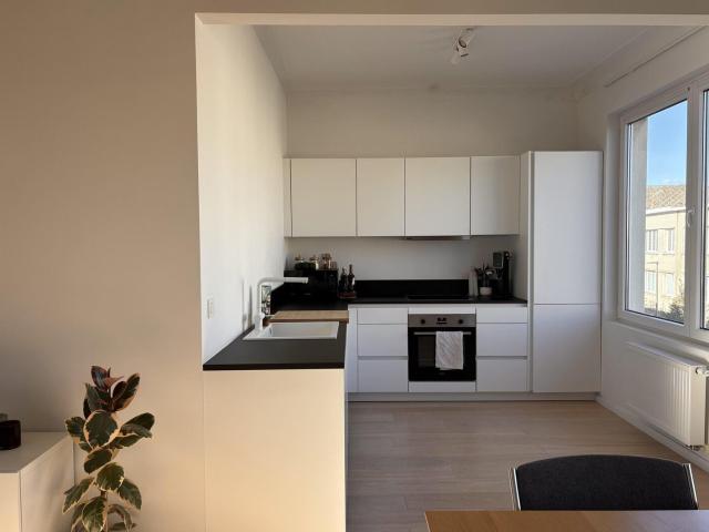 Lichtrijk appartement met privé garage