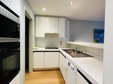 Lichtrijk appartement met twee slaapkamers en autostandplaats