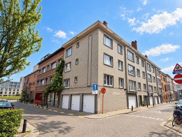 Lichtrijk appartement met terras tussen Dampoort en Sint.