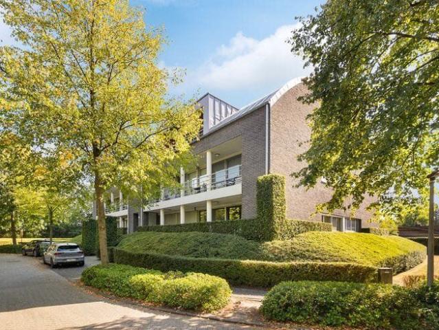 Lichtrijk appartement met terras en 3 staanplaatsen in Bras…