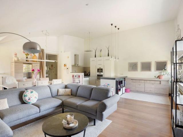 Lichtrijk appartement met terras en 3 staanplaatsen in Brasschaat