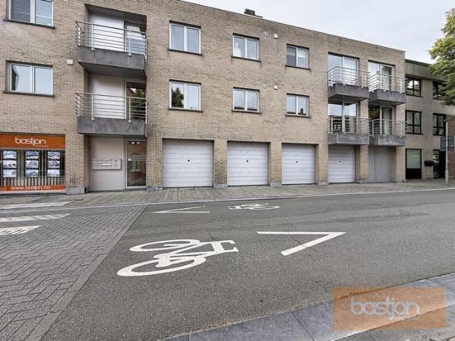 Lichtrijk appartement met terras en garage op Markeplaats