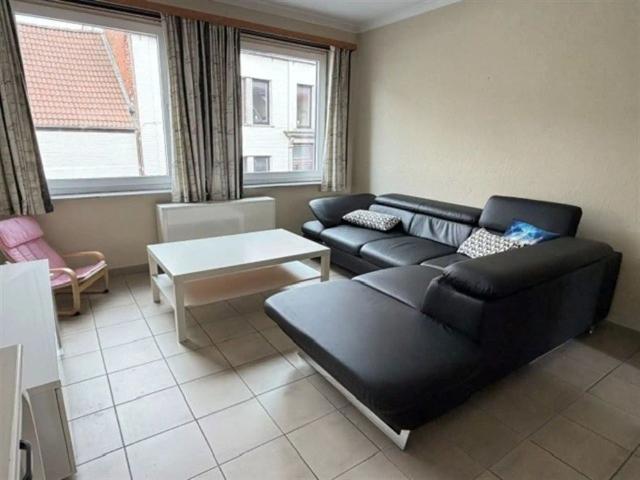 Lichtrijk appartement met terras en garagebox op een uitstekende locatie