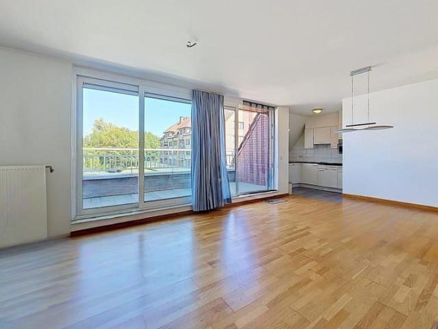 Lichtrijk appartement met terras en staanplaats