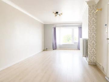 Lichtrijk appartement met 1 slaapkamer en grote veranda, op wandelafstand van het centrum