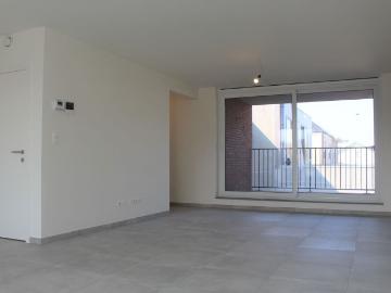Lichtrijk appartement met 2 slaapkamers, terras en autostaanplaats