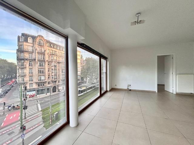 Lichtrijk appartement met 2 slpks + terras