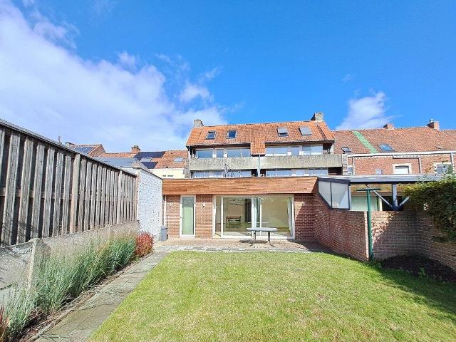 Lichtrijk gelijkvoers appartement met tuin en 2 slaapkamers