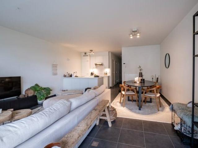 Lichtrijk gelijkvloers appartement met 2 slaapkamers en een