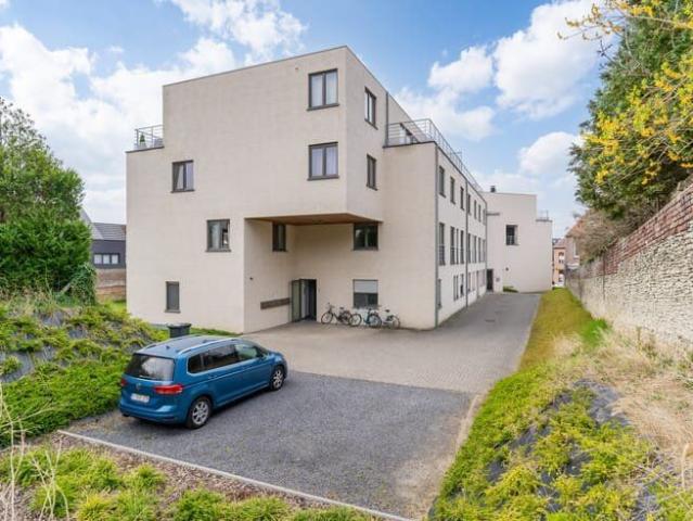 Lichtrijk gelijkvloers appartement met tuin en terras te.