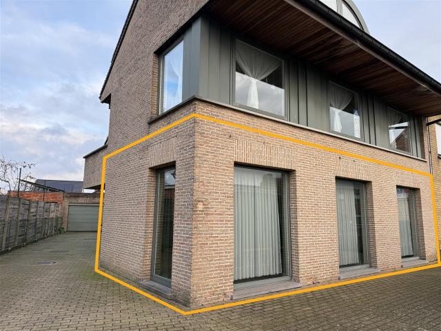Lichtrijk gelijkvloers appartement met garage