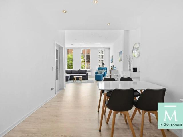 Lichtrijk gemeubeld duplexappartement met terras op toplocatie!
