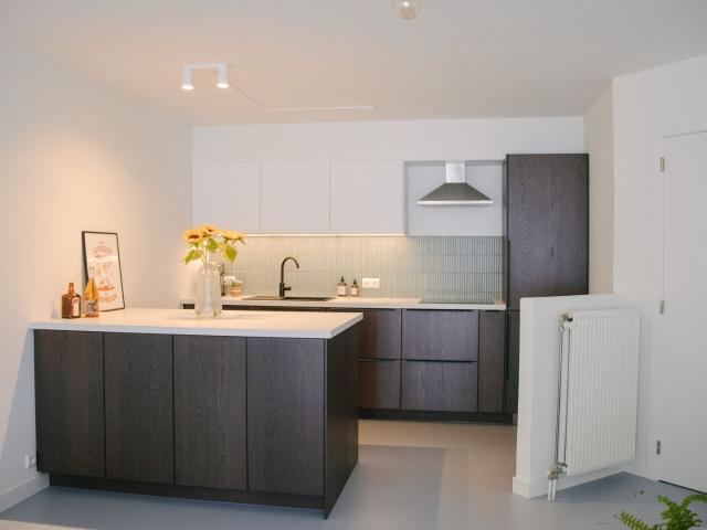 Lichtrijk, gerenoveerd appartement met voor en achtertuin